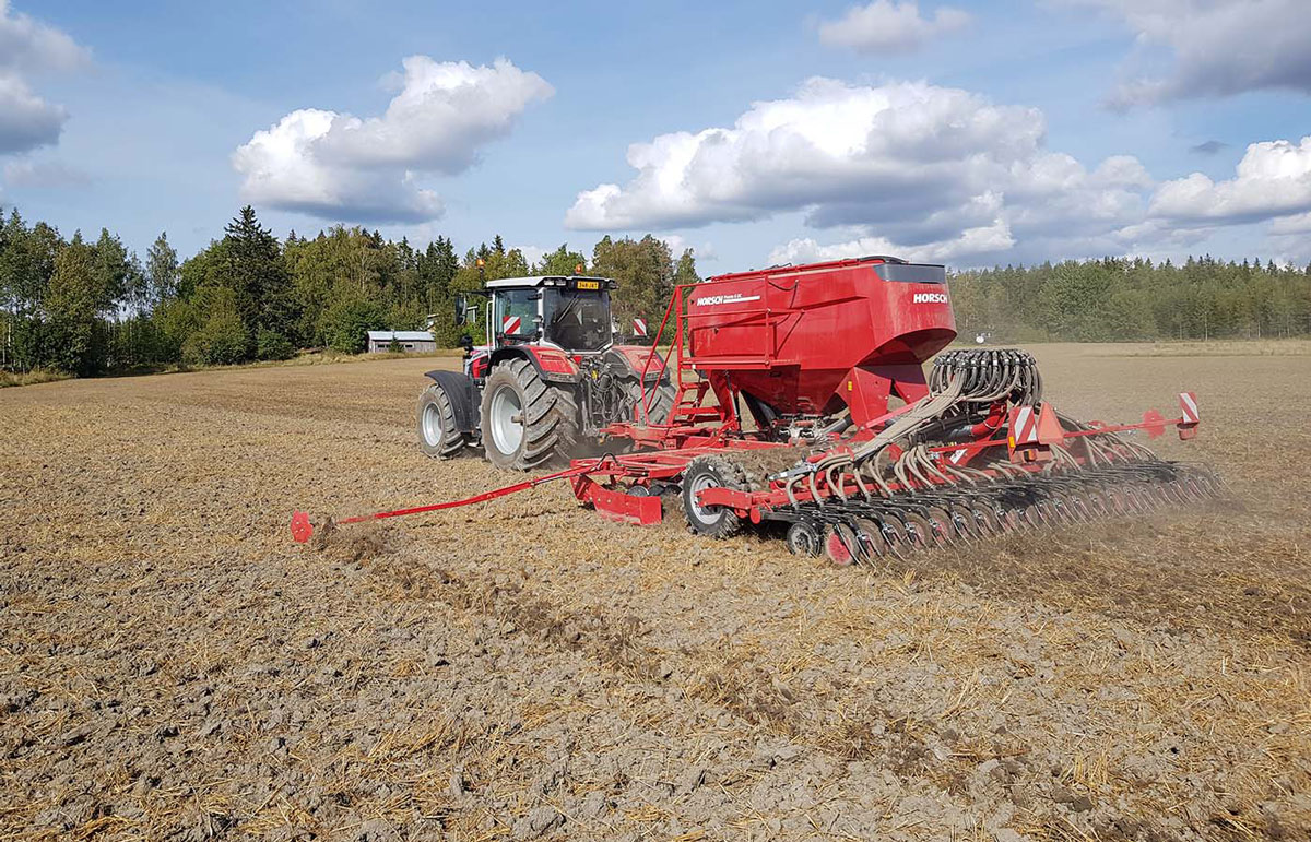 Kylv&ouml;kone ty&ouml;ss&auml; kes&auml;pellolla