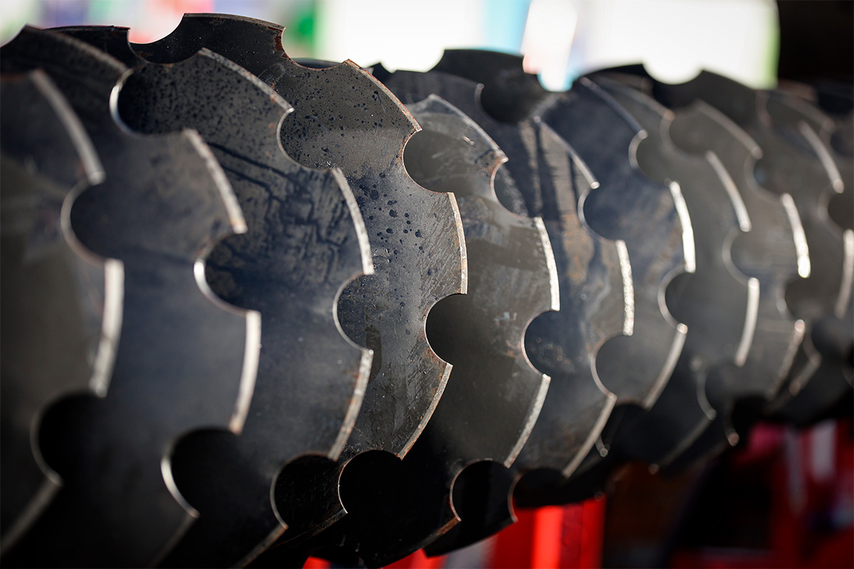 Lautas&auml;keen ter&auml;t ja maanmuokkauksen kulutusosat kev&auml;&auml;n peltot&ouml;ihin