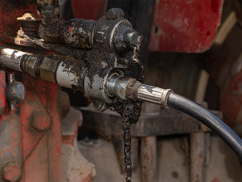 Vuotava hydrauliikkaliitin traktorissa on yleinen vika kev&auml;&auml;n peltot&ouml;iden alussa