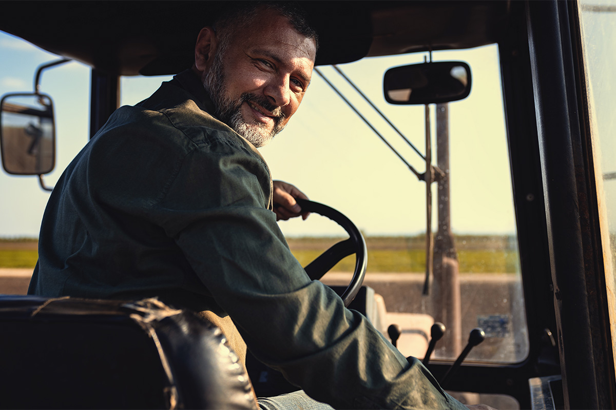 Terapiatraktorin kuljettaja ajamassa kev&auml;&auml;ll&auml;