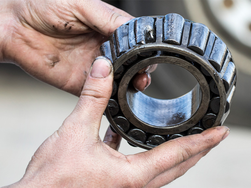 Traktorin vaihdettava laakeri k&auml;dess&auml;