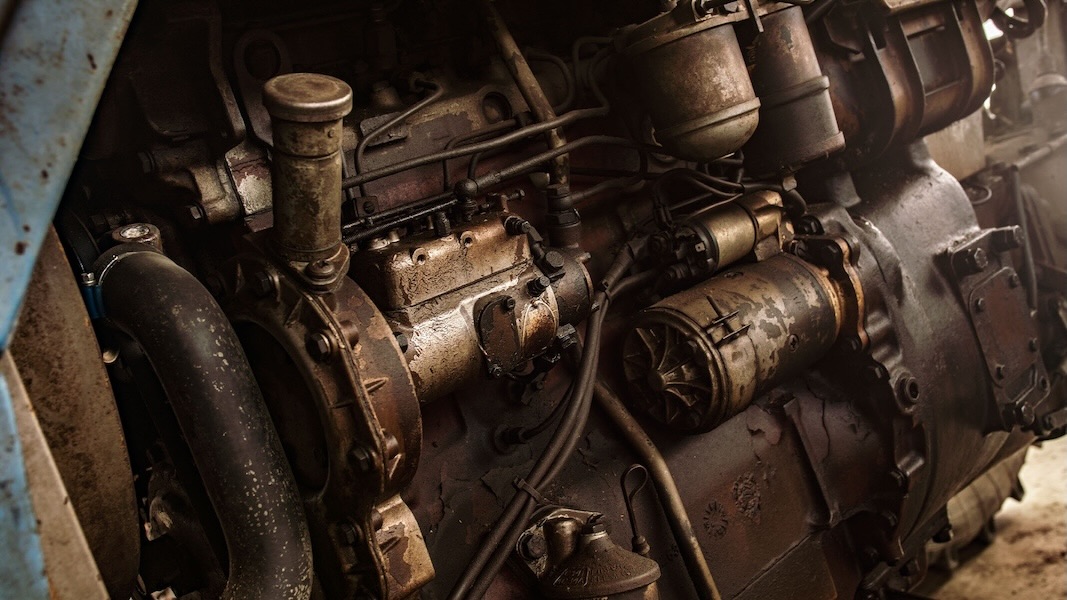 Traktorin moottori talven j&auml;lkeen ennen kev&auml;thuoltoa