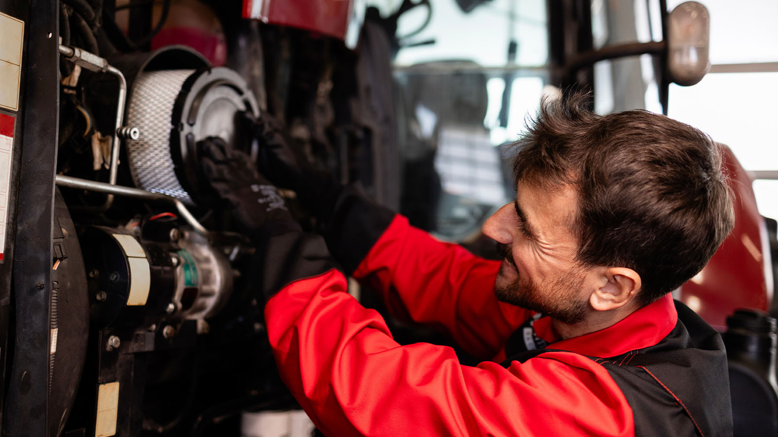 Ilmansuodattimen vaihto traktorin moottorissa kev&auml;thuollossa