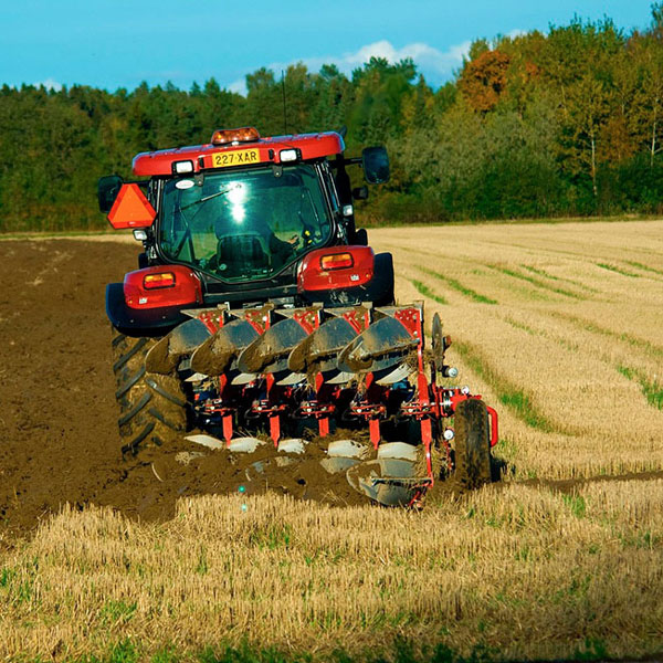 Artikkeli: Traktorin varaosat sadonkorjuuseen ja syyskyntöön