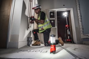 AKKULYHTYVALAISIN M12 LL-0, runko, Milwaukee